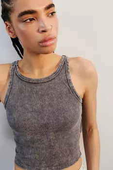 Майка-топ в рубчик на узких бретелях