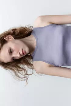 Майка в рубчик на широких бретелях