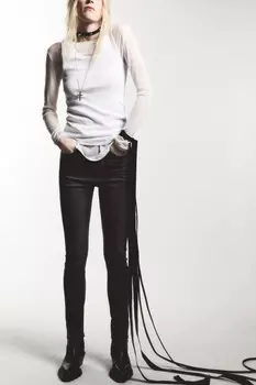 Майка в рубчик на широких бретелях