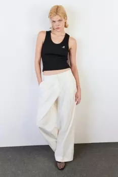 Майка в рубчик облегающая с вышивкой