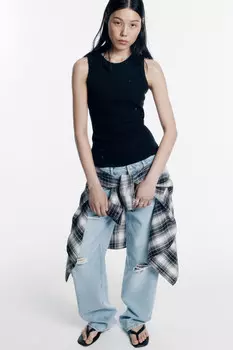 Майка в рубчик рваная на широких бретелях