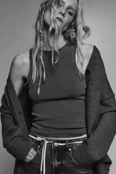 Майка в рубчик рваная с вареным эффектом