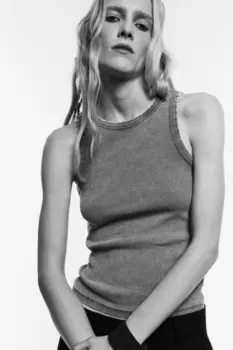 Майка в рубчик рваная с вареным эффектом