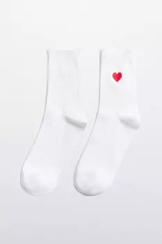 Носки рваные с вышитым сердечком