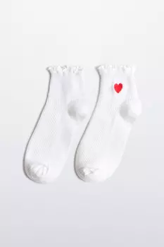 Носки с оборками и вышитым сердечком