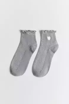 Носки с оборками и вышитым сердечком