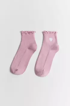 Носки с оборками и вышитым сердечком