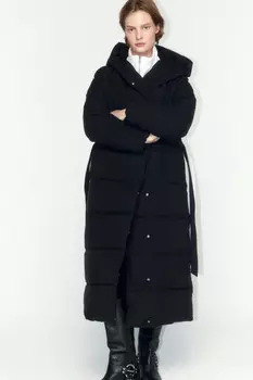 Пальто стеганое с капюшоном и поясом