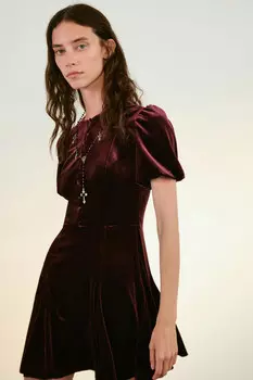 Платье бархатное с пышными рукавами