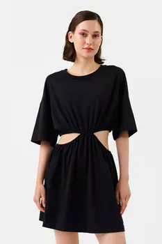 Платье-футболка приталенное с вырезами по бокам