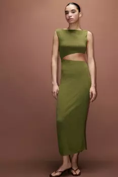 Платье-футляр миди с глубоким вырезом