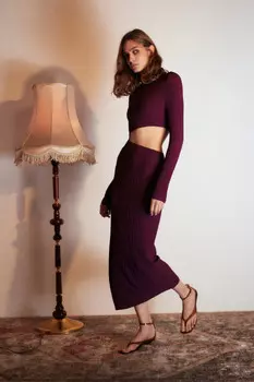 Платье-футляр с вырезом на талии