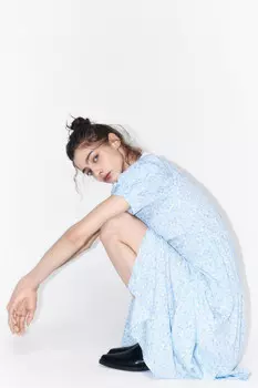 Платье миди приталенное с белым воротничком