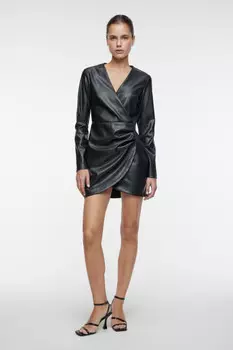 Платье мини из экокожи с запахом и V-образным вырезом