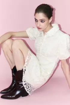 Платье мини приталенное с цветочной вышивкой