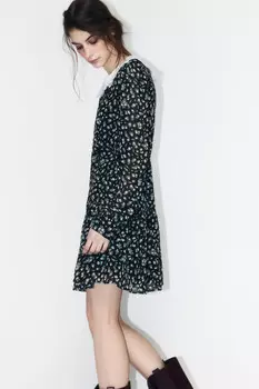 Платье мини с белым воротничком и оборками