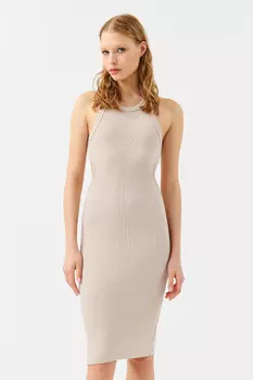 Платье облегающее с вырезом на спине