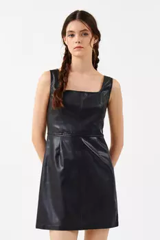 Платье-сарафан из экокожи приталенное