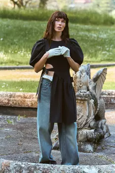 Платье-туника с пышными рукавами и вырезом