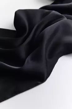 Платок из атласной ткани