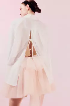 Рубашка с разрезом и завязками на спине