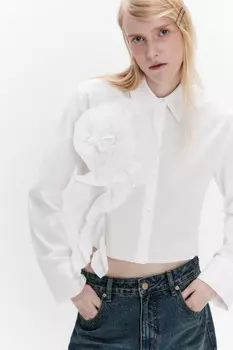 Рубашка укороченная с воланами и цветком