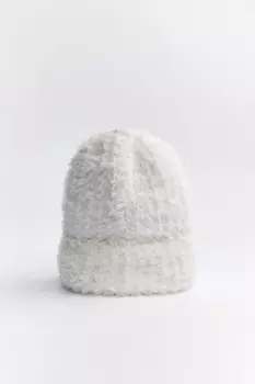 Шапка-бини вязаная из пушистой пряжи