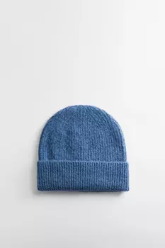 Шапка-бини вязаная короткая в рубчик