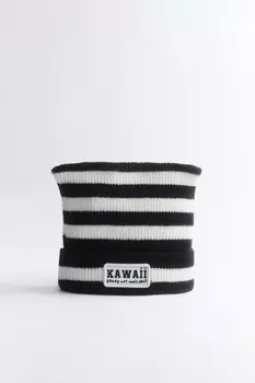 Шапка вязаная в полоску с нашивкой