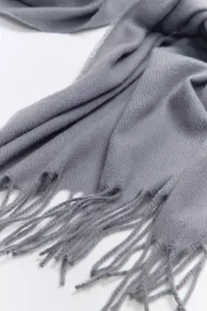 Шарф тонкий базовый с бахромой
