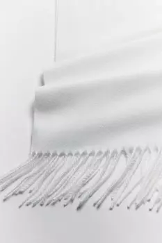 Шарф тонкой вязки с бахромой