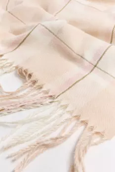 Шарф в клетку с бахромой