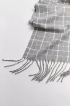 Шарф в клетку с бахромой