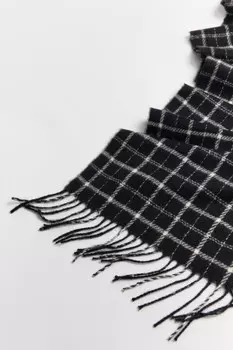 Шарф в клетку с бахромой
