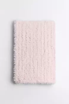 Шарф вязаный из пушистой пряжи