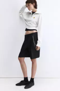 Шорты-бермуды костюмные с цепочкой