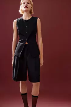 Шорты-бермуды костюмные со складками