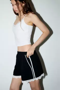 Шорты мини с лампасами и кружевом