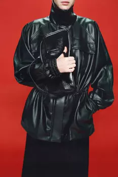 Сумка-багет лаковая