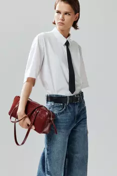 Сумка-багет лаковая