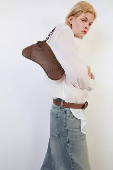 Сумка-багет на плечо с заклепками