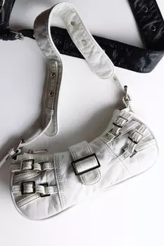 Сумка-багет с ремешками и пряжками