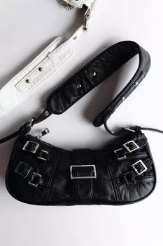 Сумка-багет с ремешками и пряжками