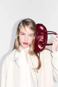 Сумка-багет в руку лакированная