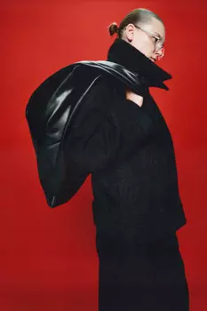 Сумка-хобо с декоративным узлом