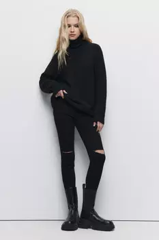 Свитер oversize рваный с высоким воротником