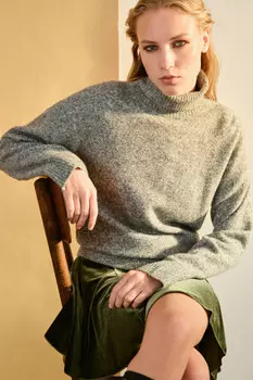 Свитер свободный с воротником