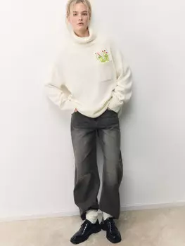 Свитер вязаный с карманом и вышивкой