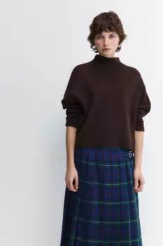 Свитер вязаный укороченный с воротником-стойкой