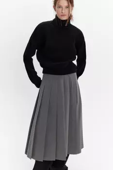 Свитер вязаный в рубчик с воротником